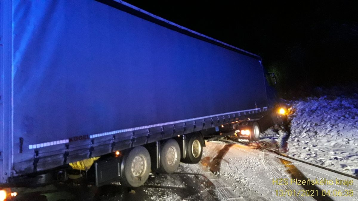 Nehoda dvou kamionů zastavila provoz na dálnici D5